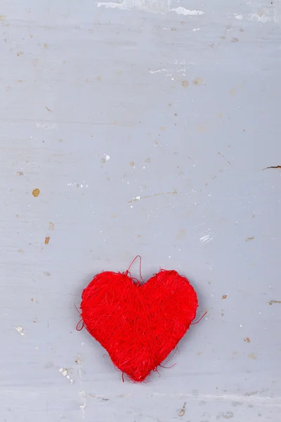 Červené srdce na špinavé malované pozadí — Stock fotografie