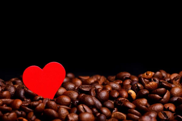 Chicchi di caffè con cuore rosso — Foto Stock