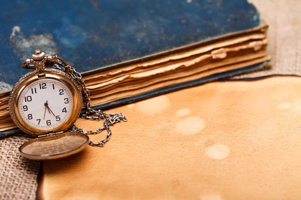 Relógio de bolso com antiguidades — Fotografia de Stock