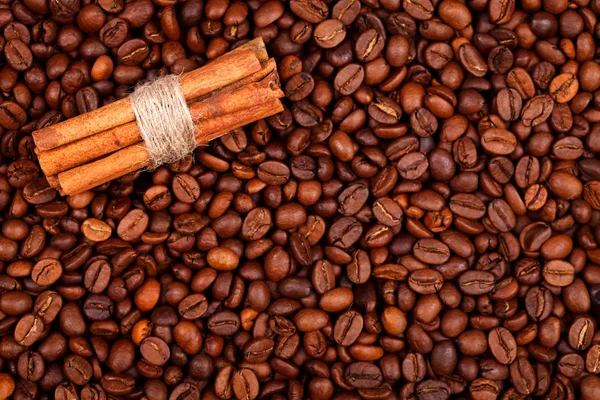 Cinnamon sticks on coffee — Stock Photo, Image