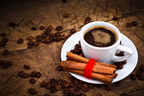 Kahve tarçın rulo ile — Stok fotoğraf