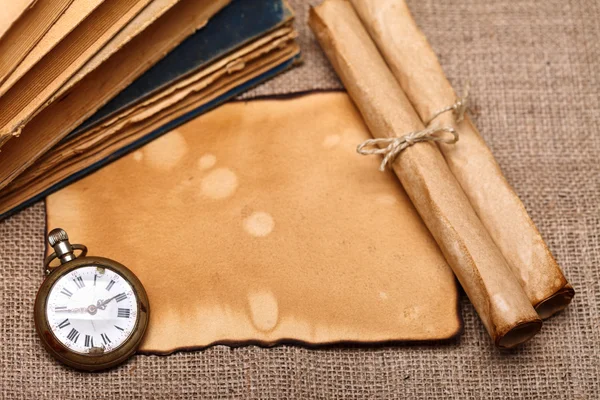 Vecchio orologio da tasca con rotoli e libri — Foto Stock