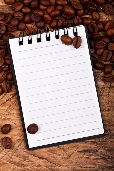 Notitieboekje met koffie bonen — Stockfoto