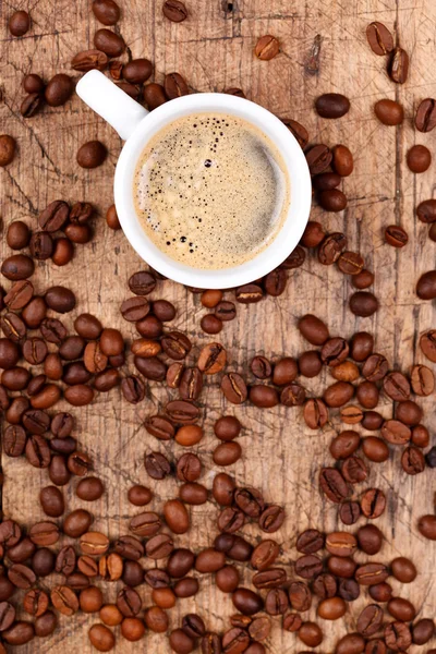 Kopp kaffe med kaffebönor — Stockfoto