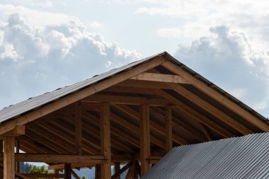 çatı ve ahşap kirişler geleneksel Avrupa ev inşaatının bir parçası.