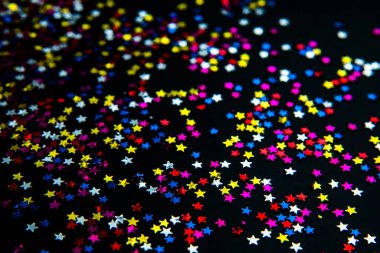 Işıldayan ampuller arka planda. Mavi ve gümüş parıldayan parlak ampullerin soyut bulanıklığı arka planı aydınlatıyor. Noel Ağacı Işıkları ve Dekorasyon Bokeh Odak Arkaplanı Bulanıklığı.