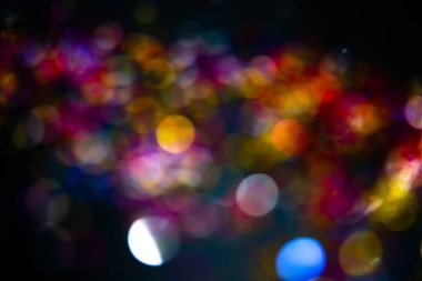 Işıldayan ampuller arka planda. Mavi ve gümüş parıldayan parlak ampullerin soyut bulanıklığı arka planı aydınlatıyor. Noel Ağacı Işıkları ve Dekorasyon Bokeh Odak Arkaplanı Bulanıklığı.