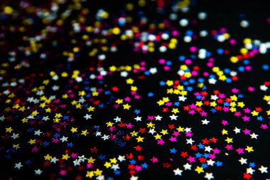 Işıldayan ampuller arka planda. Mavi ve gümüş parıldayan parlak ampullerin soyut bulanıklığı arka planı aydınlatıyor. Noel Ağacı Işıkları ve Dekorasyon Bokeh Odak Arkaplanı Bulanıklığı.