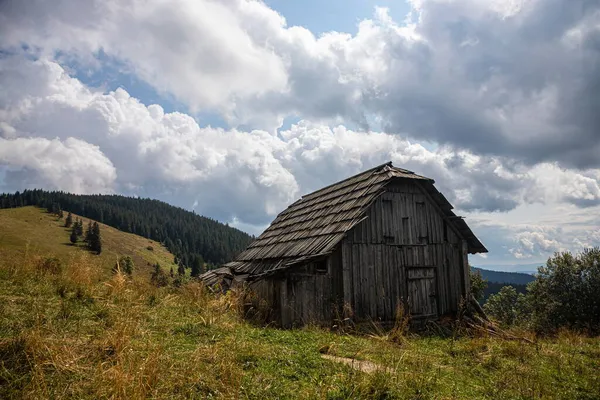 Bâtiments Abandonnés Dans Les Montagnes Maisons Bois Sur Fond Rochers — Photo