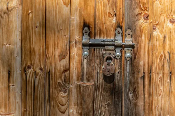 Close Zicht Het Oude Roestige Hangslot Een Verouderde Grijze Houten — Stockfoto