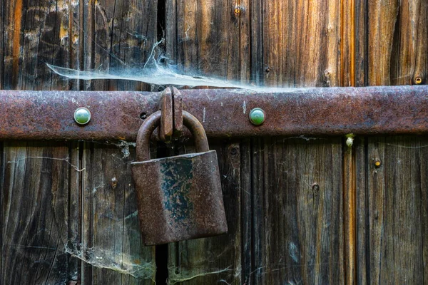 Close Zicht Het Oude Roestige Hangslot Een Verouderde Grijze Houten — Stockfoto