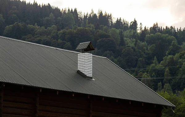 Tetto Rivestito Con Piastrelle Metalliche Copertura Casa Legno — Foto Stock