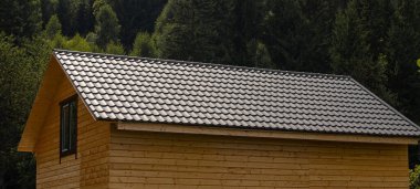 Çatı metal kiremitlerle, çatı kaplaması, ahşap ev.