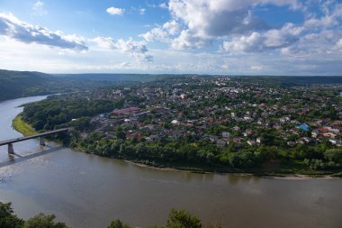 Zalishchyky 'nin Panoraması ve Dniester Nehri yüksek kıyıdan. Ukrayna.