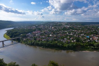 Zalishchyky 'nin Panoraması ve Dniester Nehri yüksek kıyıdan. Ukrayna.