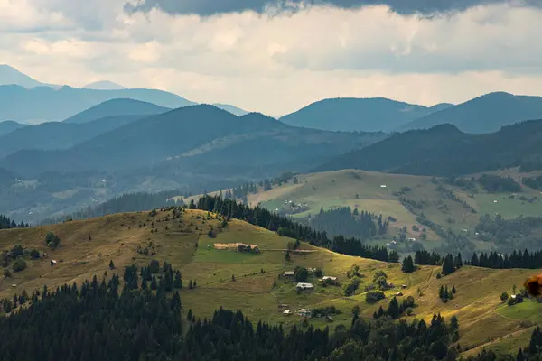 Bergssluttningar Ukrainska Karpaterna Bergstoppar Och Skogar Bakgrund Blå Himmel — Stockfoto