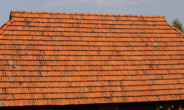 古い家の瓦屋根 安全性のために古いと近代的なスタイルの建設で使用されるタイル屋根とそれはまた 内部涼しい家を維持します — ストック写真