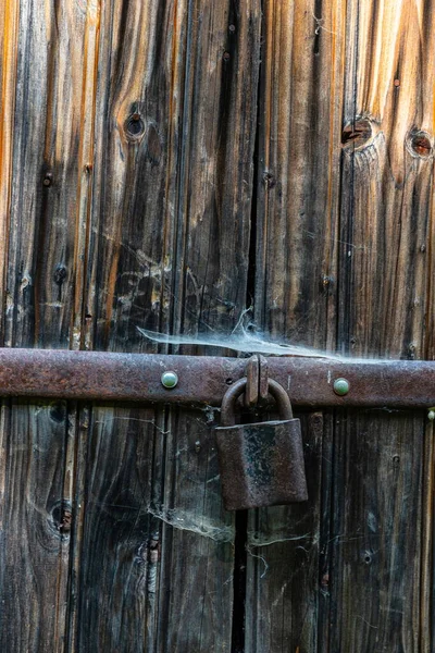 Vista Cerca Del Viejo Candado Oxidado Una Puerta Madera Gris —  Fotos de Stock