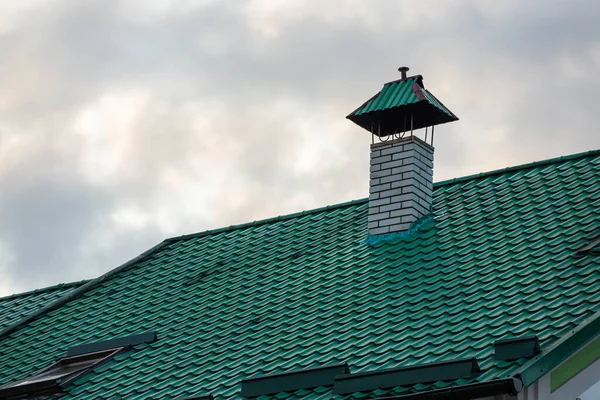 Çatı Metal Kiremitlerle Çatı Kaplaması Ahşap — Stok fotoğraf