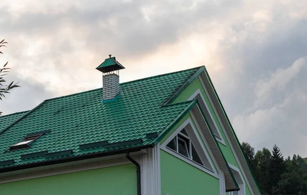 屋根は金属タイル屋根木造住宅で覆われ — ストック写真
