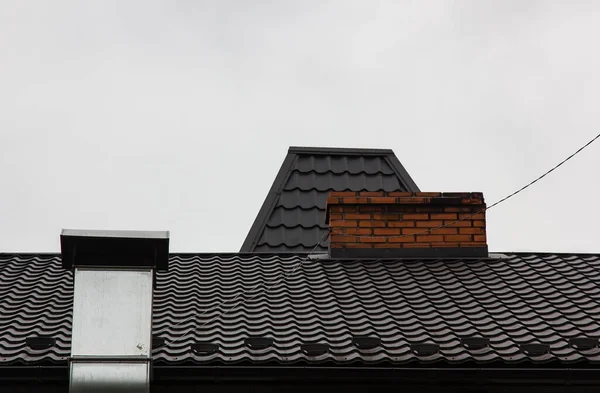 Çatı Metal Kiremitlerle Çatı Kaplaması Ahşap — Stok fotoğraf