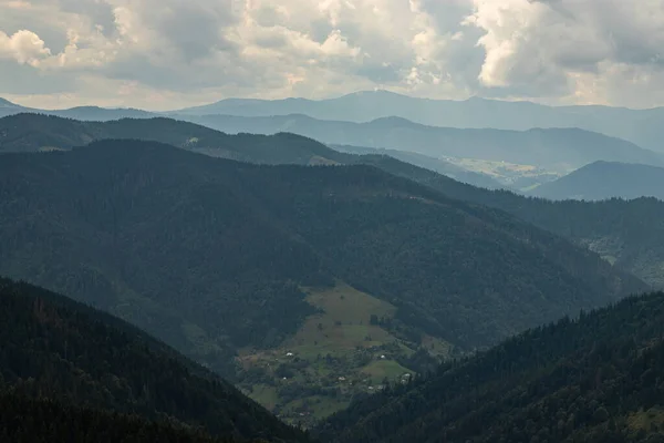 Bergssluttningar Ukrainska Karpaterna Bergstoppar Och Skogar Bakgrund Blå Himmel — Stockfoto