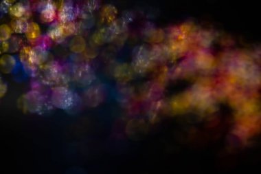 Işıldayan ampuller arka planda. Mavi ve gümüş parıldayan parlak ampullerin soyut bulanıklığı arka planı aydınlatıyor. Noel Ağacı Işıkları ve Dekorasyon Bokeh Odak Arkaplanı Bulanıklığı.