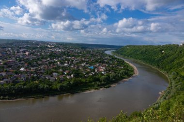 Zalishchyky 'nin Panoraması ve Dniester Nehri yüksek kıyıdan. Ukrayna.