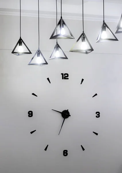 Design Minimalista Relógio Parede Com Números Pretos Uma Lâmpada — Fotografia de Stock