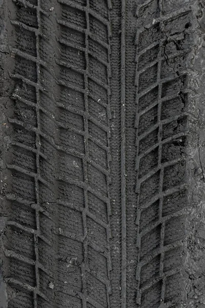 车胎的痕迹踩在地上 黑暗的抽象背景 车轮的印迹有纹理的土壤牵引轮胎 — 图库照片