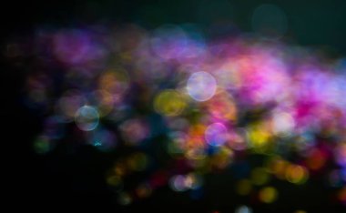 Işıldayan ampuller arka planda. Mavi ve gümüş parıldayan parlak ampullerin soyut bulanıklığı arka planı aydınlatıyor. Noel Ağacı Işıkları ve Dekorasyon Bokeh Odak Arkaplanı Bulanıklığı.