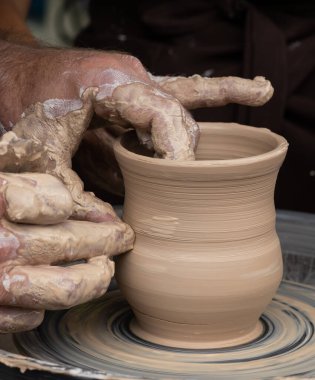 Modelleme kil çömlek atölyesinde potter's direksiyona üzerinde ana sınıfı.