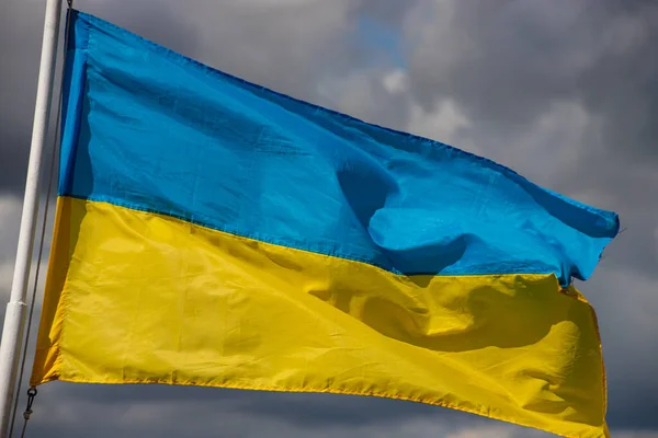 Ukraina Flagga Vajande Vinden Mot Den Blå Himlen — Stockfoto