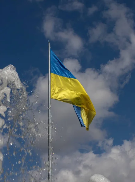 Ukraina Flagga Vajande Vinden Mot Den Blå Himlen — Stockfoto