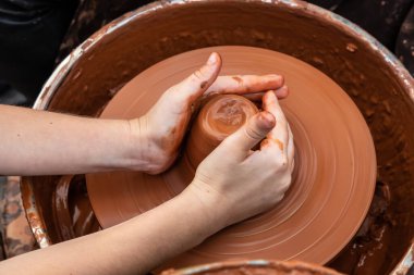 Çömlek atölyesinde çömlekçi çarkında kil modelleme üzerine yüksek lisans.