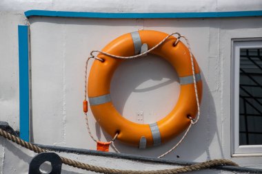 Gemide beyaz arka plan üzerinde can kurtaran kemeri