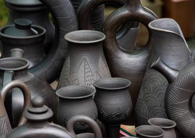 Geleneksel el sanatları fuarında geleneksel ev yapımı seramik kaplar