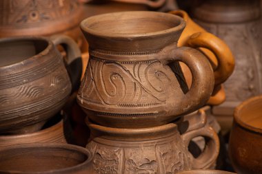 Geleneksel el sanatları fuarında geleneksel ev yapımı seramik kaplar