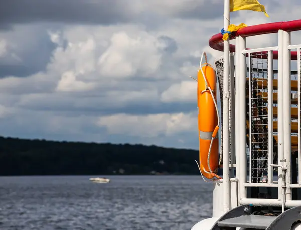 Cinturón salvavidas con salvavidas sobre fondo blanco en un barco —  Fotos de Stock