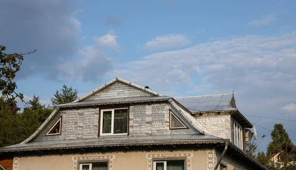 O telhado da casa é coberto com uma lata com padrões — Fotografia de Stock