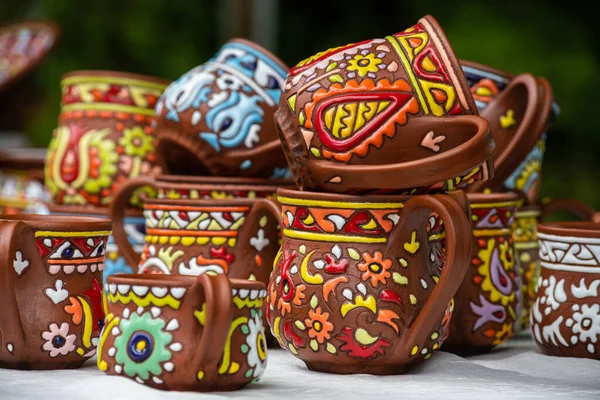Традиционные домашние керамические горшки на традиционной ярмарке ремесел — стоковое фото