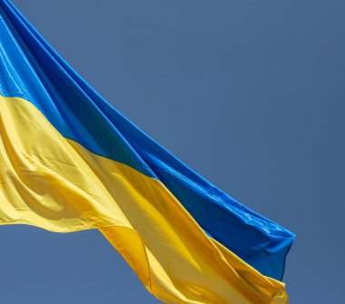 Mavi gökyüzü rüzgarda sallayarak Ukrayna bayrağı.