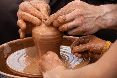 Modelleme kil çömlek atölyesinde potter's direksiyona üzerinde ana sınıfı.