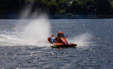 Spor. Motorlu tekne yarışları. Hız, su sporları. Güneşli bir günde suda yarışmak.
