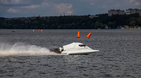スポーツだ モーターボートレースだ スピードウォータースポーツ 晴れた日には水の上で競争し — ストック写真