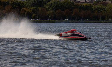 Spor. Motorlu tekne yarışları. Hız, su sporları. Güneşli bir günde suda yarışmak.