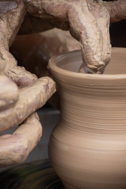 Modelleme kil çömlek atölyesinde potter's direksiyona üzerinde ana sınıfı.