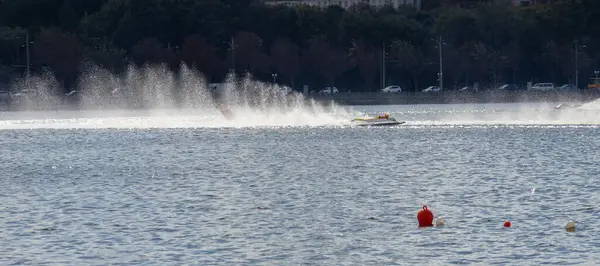 スポーツだ モーターボートレースだ スピードウォータースポーツ 晴れた日には水の上で競争し — ストック写真