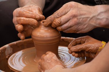 Modelleme kil çömlek atölyesinde potter's direksiyona üzerinde ana sınıfı.