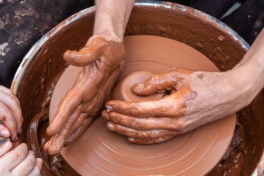 Modelleme kil çömlek atölyesinde potter's direksiyona üzerinde ana sınıfı.